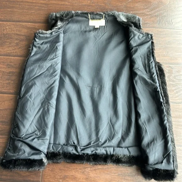 Women’s Michael Kors black faux fur vest with gold link details size large - Picture 8 of 8